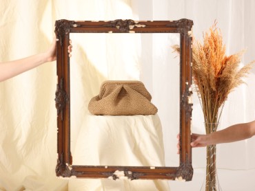 Simple and versatile beige cotton hand-woven clutch